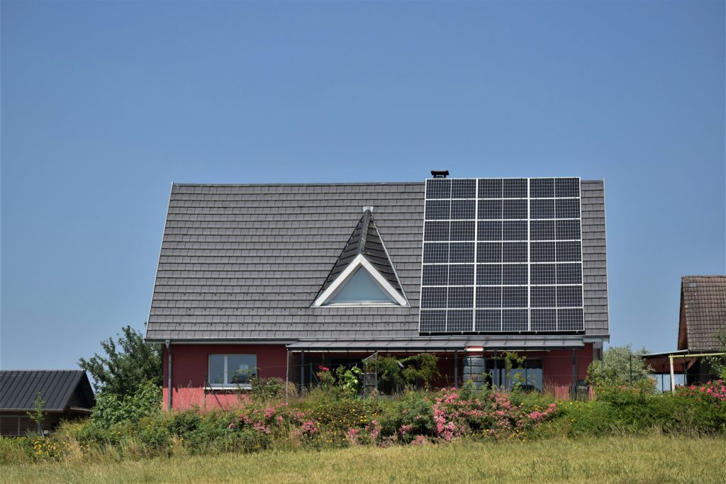 Einfamilienhaus mit Solaranlage – Energieberatung zur Steigerung der Energieeffizienz und Reduzierung von Kosten