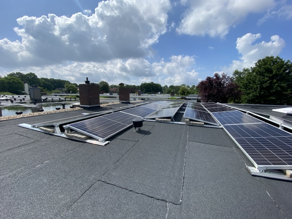 Flachdach mit Solaranlage als Beispiel für energieeffiziente Gebäudesanierung